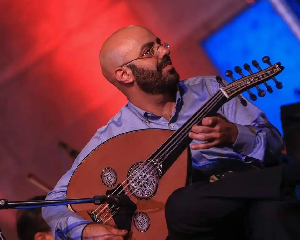 طارق الجندي: من البدايات إلى الريادة في تعليم العود عبر منصة إعزف